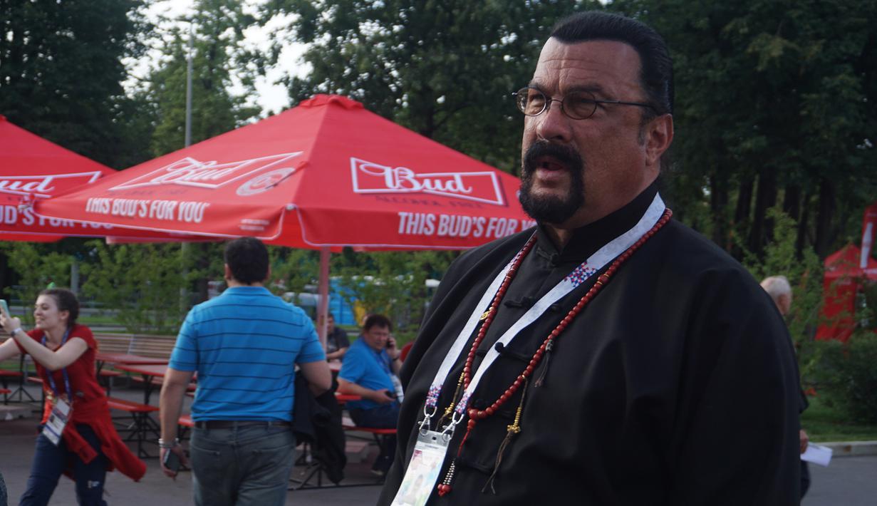 Pasti pada mengiri ini adalah pemain legendaris karena sudah tampak tua, tapi bukan karena ini aktor legedaris. Bintang Hollywood asal Amerika Serikat, Steven Seagal, juga ikut seru-seruan Piala Dunia 2018. (Bola.com/Okie Prabhowo)