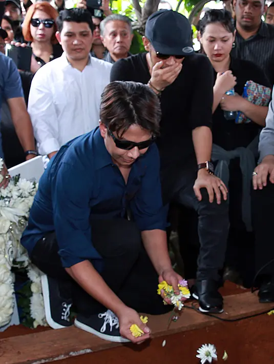 Sebelum menghembuskan napas terakhirnya, Mike sempat bermain game bersama dengan temannya. Di situ juga ada kekasih Mike. Menjelang sore, Mike izin untuk tidur sejenak. Saat itu, sempat diperingatkan oleh Tina untuk tidak tidur. (Deki Prayoga/Bintang.com)