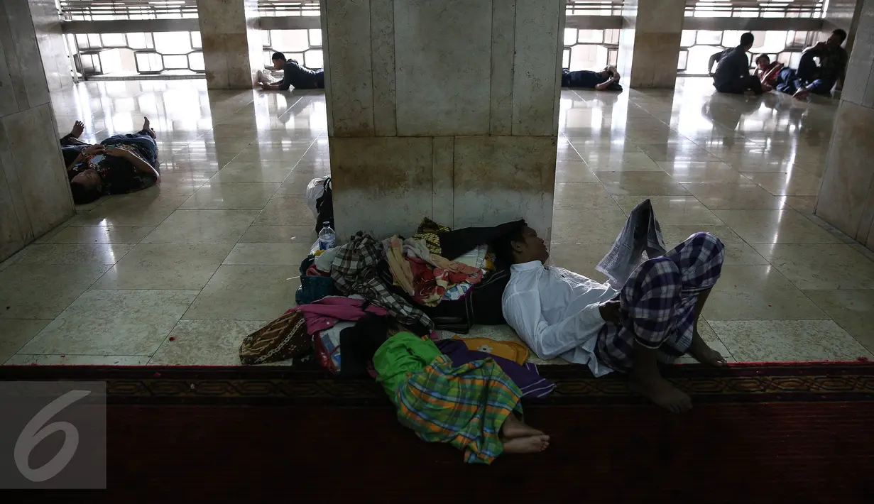 Umat muslim beristirahat sambil membaca koran usai melaksanakan salat Jumat terakhir pada bulan Ramadan 1437 H di Masjid Istiqlal Jakarta, Jumat (7/1). Bulan Ramadan merupakan momentum bagi umat Islam untuk memperbanyak ibadah (Liputan6.com/Faizal Fanani)