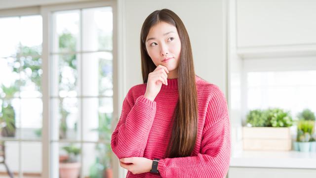 perempuan berpikir