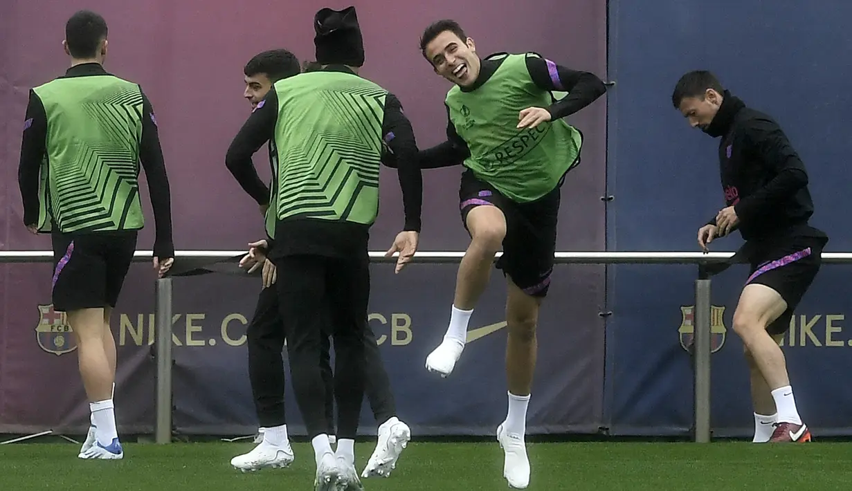 Bek Barcelona Eric Garcia (kedua kanan) menghadiri sesi latihan di tempat latihan Joan Gamper di Sant Joan Despi pada 13 April 2022. Barcelona akan menjamu Eintracht Frankfurt pada leg kedua babak perempat final Liga Europa 2021/22 di Camp Nou, Jumat 15 April 2022 dini hari WIB. (Josep LAGO / AFP)