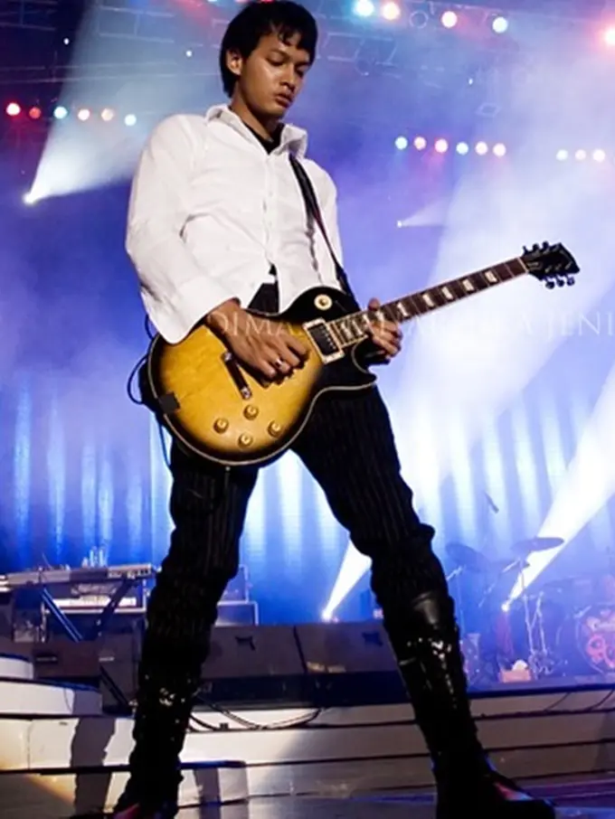 Dulu Gutaris, Ini Potret Fedi Nuril Bergaya Kece di Atas Panggung Dengan Gitar