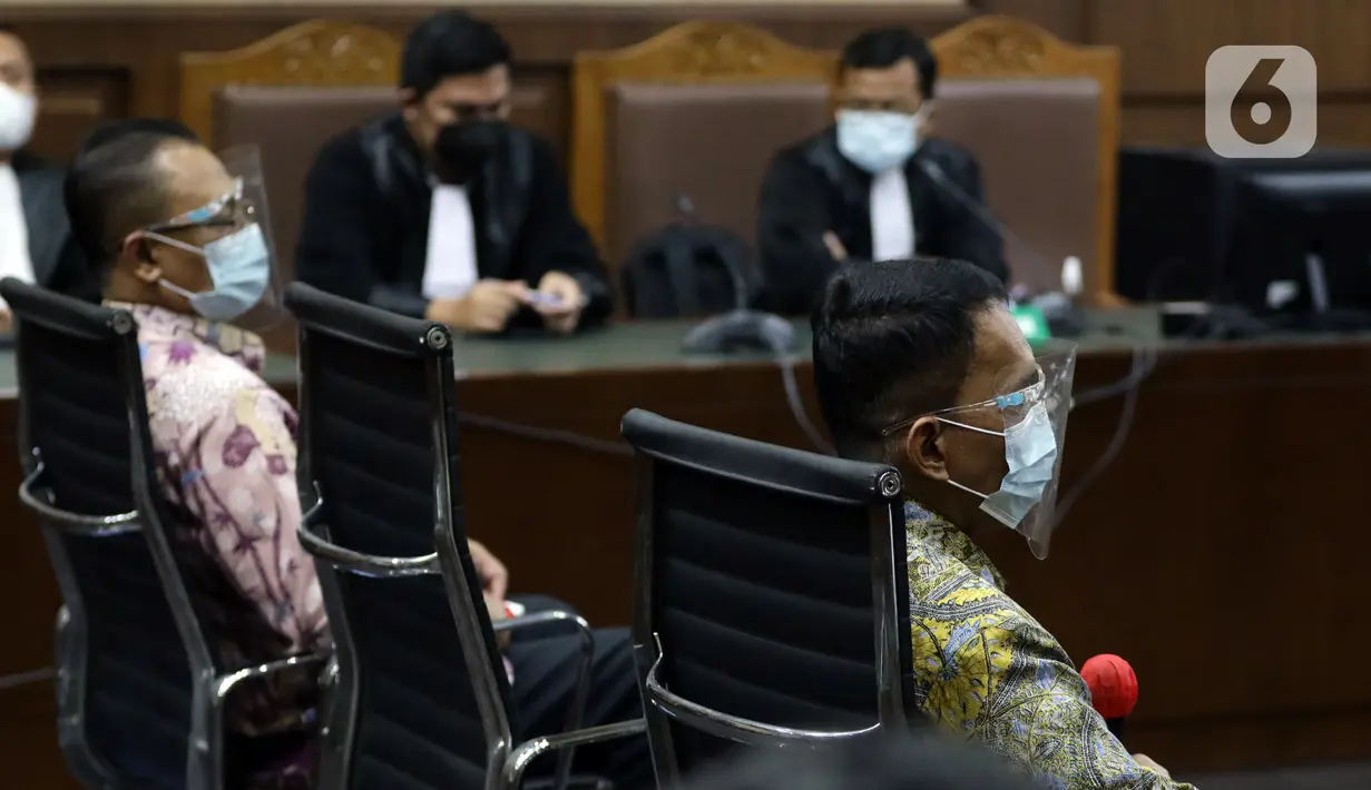 Mantan Direktur Pemeriksaan dan Penagihan Ditjen Pajak Tahun 2016-2019, Angin Prayitno Aji (kanan) saat sidang pembacaan tuntutan di Pengadilan Tipikor Jakarta, Selasa (11/1/2022). Angin Prayitno Aji dituntut hukuman 9 tahun penjara dan denda Rp500 juta. (Liputan6.com/Helmi Fithriansyah)