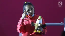 Atlet Para Powerlifting Indonesia, Ni Nengah Widiasih saat prosesi medali Womens Up to 41.00kg Asian Para Games 2018 di Jakarta, Minggu (7/10). Ni Nengah meraih perak perdana untuk Indonesia di Asian Para Games 2018. (Liputan6.com/Helmi Fithriansyah)