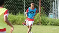 Pemain anyar Semen Padang, Dedi Gusmawan, saat melakoni latihan bersama skuat Kabau Sirah, Senin (8/4/2019) pagi. (Bola.com/Arya Sikumbang)