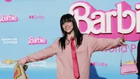 Penyanyi/penulis lagu AS Billie Eilish berpose saat tiba menghadiri pemutaran perdana film "Barbie" di Shrine Auditorium di Los Angeles, pada 9 Juli 2023. (AFP/Michael Trans)