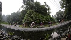 Para pebalap melewati kawasan hutan Bonjol dalam Etape 7 Tour de Singkarak 2015 antara Pasaman-Pasaman Barat, Jumat (9/10/2015). (Bola.com/Arief Bagus)