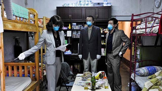Adegan menghindari virus tak bernama dengan masker di Contagion. (Foto: Dok. IMDB/ Warner Bros.)