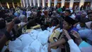 Program buka puasa gratis ini rutin digelar Masjid Istiqlal, Jakarta, setiap bulan suci Ramadan sebagai wujud pelayanan dan kepedulian sosial. Tampak dalam foto, warga berebut makanan untuk berbuka puasa pada hari pertama Ramadan 1447 Hijriah di Masjid Istiqlal, Jakarta, Selasa (19/2/2026). (Kapanlagi.com/Budy Santoso)