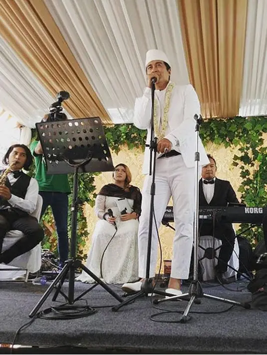 "Tapi ya sudah lah. Yang penting gue sekarang memang sudah menikah," ujar Adjie Pangestu saat berbincang dengan Bintang.com. (Instagram/primasetya_zainuar)