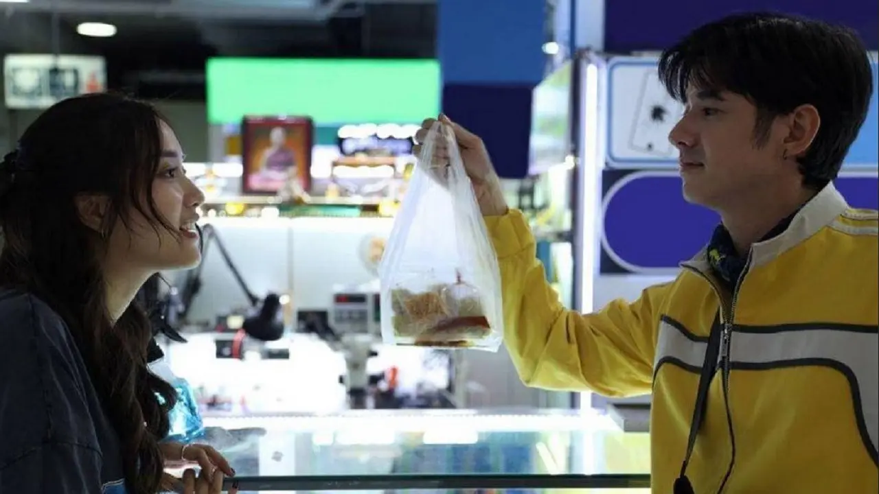 Adegan Mario Maurer dan Freen Sarocha dalam film Rider 2025