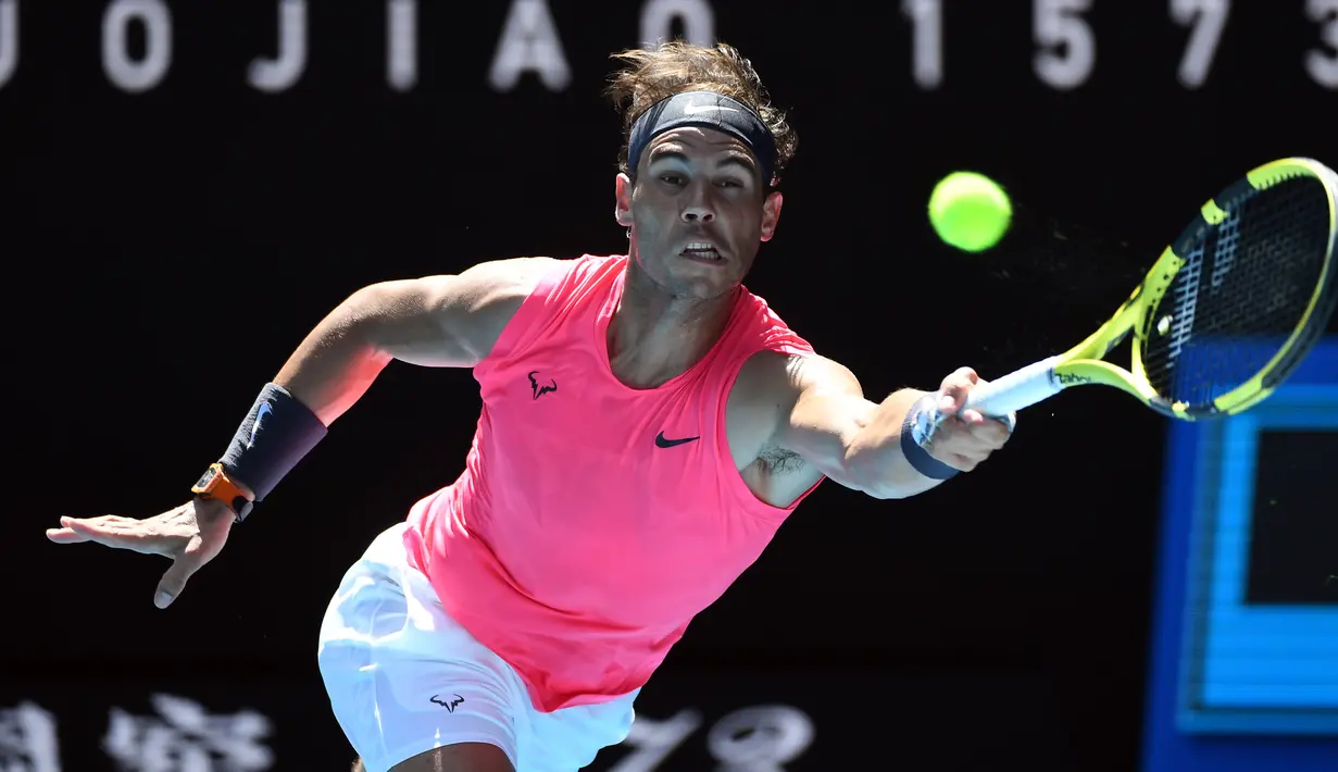Petenis Rafael Nadal mengembalikan bola dari Hugo Dellien pada pertandingan tunggal putra putaran pertama kejuaraan tenis Australia Terbuka di Melbourne, Australia, Selasa (21/1/2020). Nadal mengalahkan Dellien dan melaju ke putaran kedua Australia Terbuka. (John DONEGAN/AFP)
