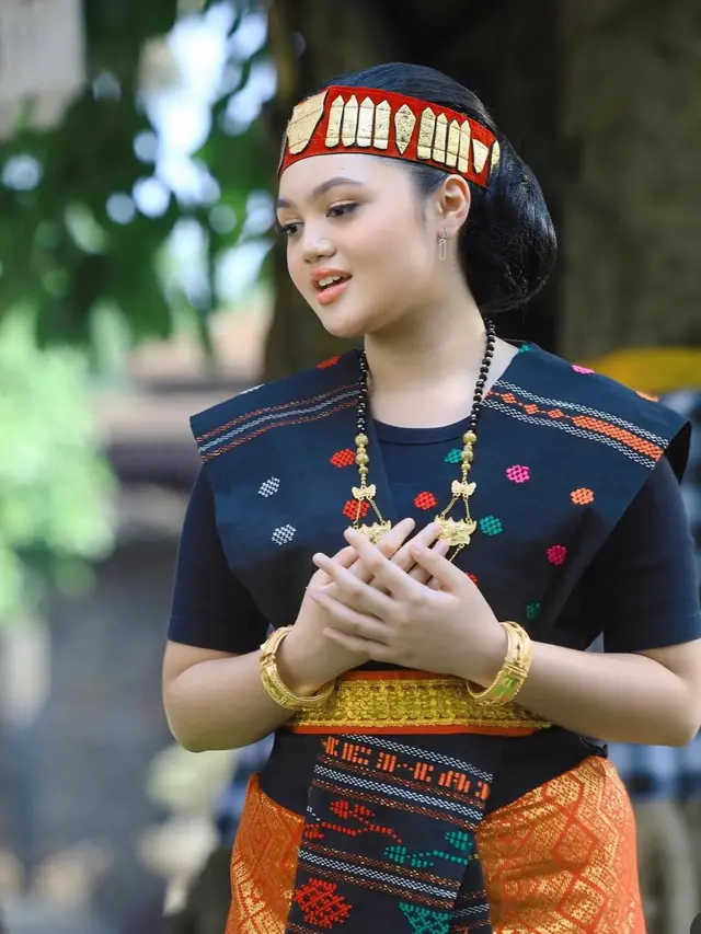 Pesona Amora Lemos Putri Krisdayanti Dibalut Kain Ulos Batak. [@amora_lemos05]