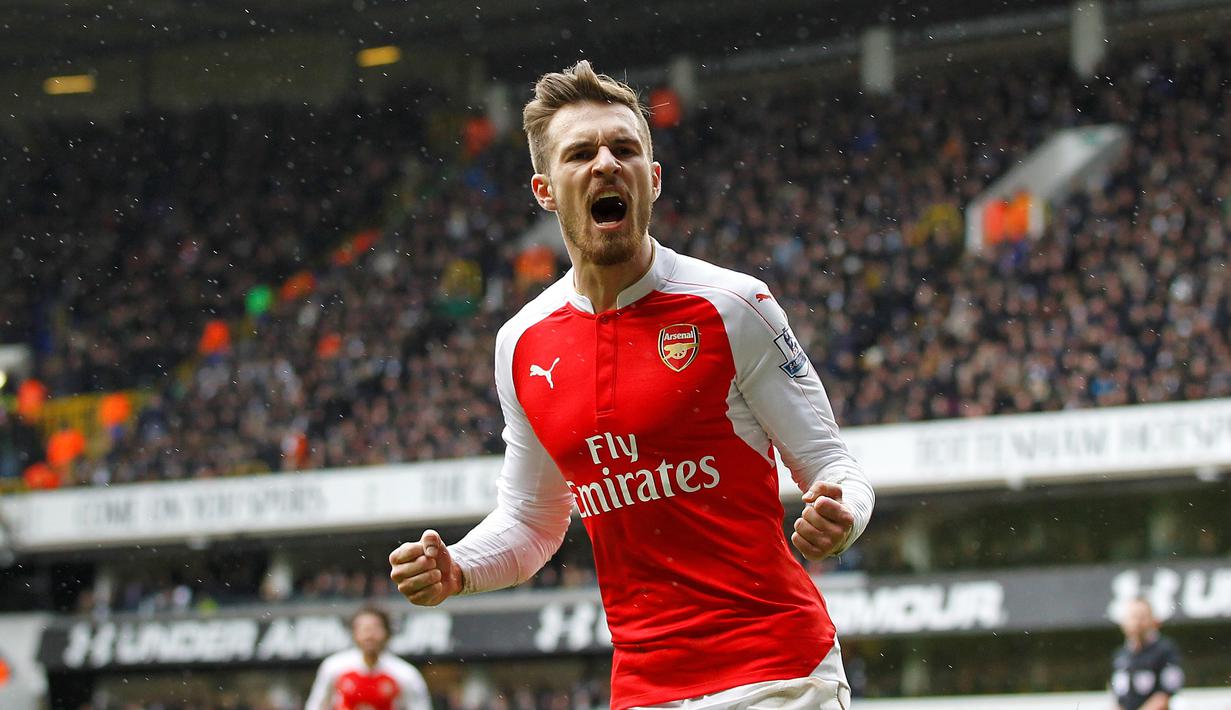 Pemain Arsenal, Aaron Ramsey menambah keunggulan timnya saat melawan Swansea City pada laga Premier League di Emirates Stadium, (28/10/2017). Arsenal menang 2-1. (AFP/IKimages)