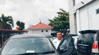 Sekda Provinsi Riau SF Hariyanto berusaha menghindari wartawan yang ingin menanyakan rencana KPK melacak harta kekayaannya. (Liputan6.com/M Syukur)