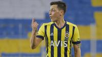 Mesut Ozil - Pemain Fenerbahce ini merupakan salah satu playmaker hebat di era sepak bola modern. Di masa jayanya Ozil menjadi penyuplai bola yang brilian untuk barisan lini depan timnya baik untuk di Timnas Jerman maupun klubnya Arsenal. (AFP/Kenan Asyali)