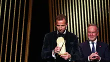 Striker Bayern Munchen asal Inggris, Harry Kane, mendapatkan Gerd Muller Trophy untuk striker terbaik dunia saat ini. Penghargaan itu diserahkan oleh legenda Jerman, Karl-Heinz Rummenigge (kanan) saat seremonial Ballon d'Or 2024 di Theatre du Chatelet, Paris, Senin (28/10/2024) malam waktu setempat.