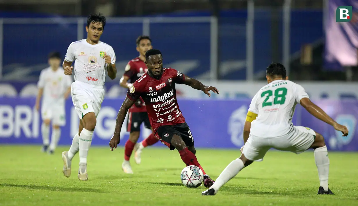 Tak hanya itu, permainan anak asuh Stefano Cugurra memang terlampau dahsyat saat bermain di 'markasnya'. 31 gol yang diciptakan merupakan yang tertinggi, sementara tujuh kali kebobolan merupakan yang terendah dibandingkan tim lainnya. (Bola.com/M Iqbal Ichsan)