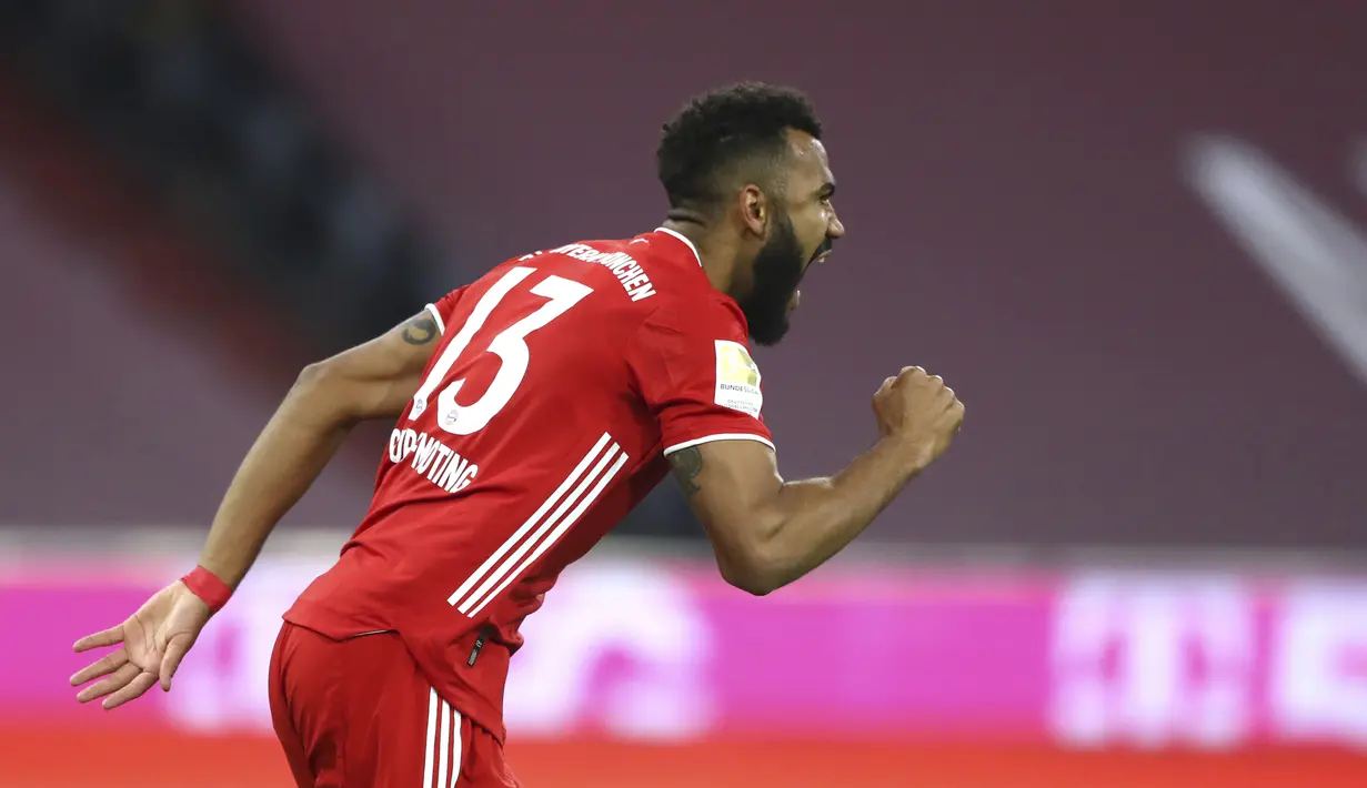 Pemain Bayern Munchen Eric Maxim Choupo-Moting merayakan gol ke gawang Bayer Leverkusen pada pertandingan Bundesliga di Stadion Allianz Arena, Munich, Jerman, Selasa (20/4/2021). Bayern Munchen menang 2-0. (AP Photo/Matthias Schrader, Pool)