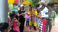 Taman Safari Indonesia juga mengajak para pengunjung berpartisipasi dalam kegiatan flash mob kolosal para karyawan.