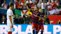 Bek Barcelona, Jordi Alba melakukan selebrasi usai mencetak gol kegawang Sevilla pada final Piala Copa del Rey di Madrid, (23/5). Barcelona menang atas Sevilla dengan skor 2-0. (Reuters / Juan Medina)