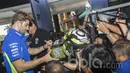 Pebalap MotoGP dari Suzuki Ecstar, Andrea Iannone, menyapa para penggemarnya saat berada di Cilandak Town Square, Jakarta, Sabtu (18/2/2017). (Bola.com/Vitalis Yogi Trisna)