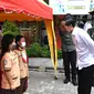 Presiden Joko Widodo meninjau langsung vaksinasi Covid-19 bagi anak-anak usia 6-11 tahun yang digelar di Kompleks SDN Cideng, Gambir, Jakarta, Rabu (15/12/2021). Vaksinasi bagi anak usia 6-11 tahun akan menyasar sekitar 26,5 juta anak di seluruh Indonesia. (Foto: Lukas-Biro Pers Sekretariat Presiden