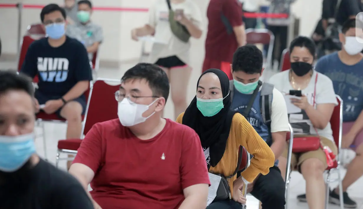 Warga antre untuk mengikuti vaksinasi Covid-19 di Balai Warga  Apartemen Gading Mediterania Residence (MGR) Kelapa Gading, Jakarta, Kamis (17/6/2021). Kegiatan ini merupakan kolaborasi antara Kecamatan Kelapa Gading, Kelurahan Kelapa Gading Barat dan Babinsa. (Liputan6.com/Fery Pradolo)