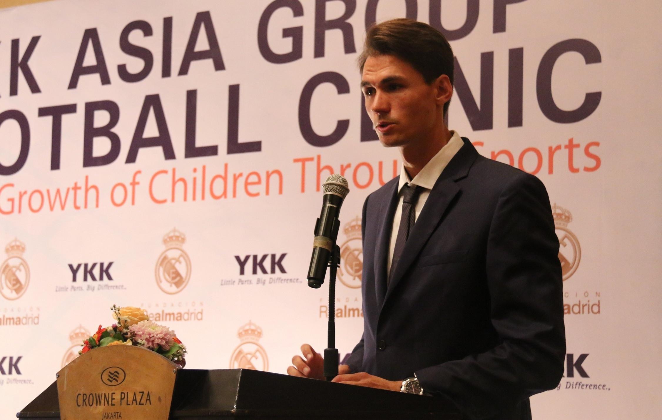 Pelatih kepala Real Madrid Foundation, Carlos Gustavo Albert Garcia, saat jumpa pers di Jakarta, Kamis (5/10/2017). (Dok. YKK). 