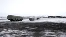 Sistem rudal antikapal Bastion bergerak ke posisi di Pulau Alexandra Land dekat Nagurskoye, Rusia, Senin (17/5/2021). Tempat yang dulunya merupakan rumah terpencil bagi beruang kutub ini kini menjadi pangkalan militer paling utara Rusia. (AP Photo/Alexander Zemlianichenko)