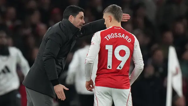 Pelatih Arsenal, Mikel Arteta (kiri), memberikan instruksi kepada pemainnya, Leandro Trossard