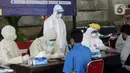 Petugas medis mengambil sampel darah saat screening test virus corona COVID-19 di Pasar Modern BSD, Tangerang Selatan, Banten, Selasa (21/4/2020). Screening test pendeteksi dini tersebut dilakukan di 12 lokasi di Tangerang Selatan untuk menanggulangi COVID-19. (merdeka.com/Dwi Narwoko)
