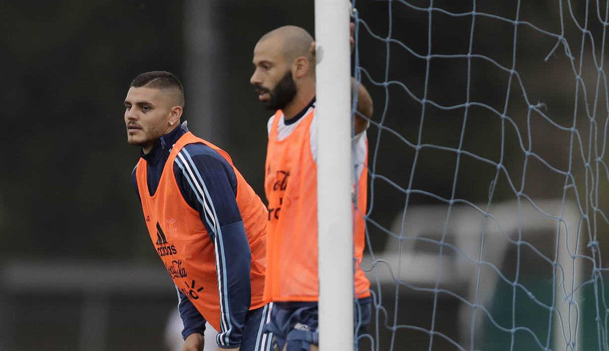 Pemain Argentina, Mauro Icardi dan Javier Mascherano saat mengikuti latihan bersama timnas Argentina jelang laga kualifikasi piala dunia 2018 di  Buenos Aires, Selasa (29/8/2017). Argentina akan berhadapan dengan Uruguay. (AP/Natacha Pisarenko)