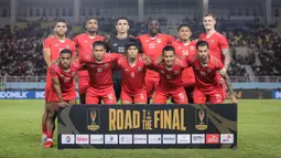 Para pemain starting XI Borneo FC berfoto bersama jelang menghadapi Arema FC pada laga final Piala Presiden 2024 di Stadion Manahan, Solo, Minggu (4/8/2024). (Bola.com/Bagaskara Lazuardi)