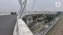 Rangkaian kereta saat melintas di bawah Flyover Cakung, Jakarta, Selasa (16/3/2021).  Progres pembangunan flyover yang menghubungkan kawasan Duren Sawit dengan Cakung tersebut saat ini telah mencapai 96,44 persen. (merdeka.com/Iqbal S. Nugroho)
