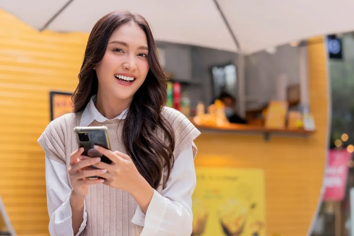 main ponsel rapi santai dewasa cantik