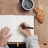 Setelah punya anak, keuangan rumah tangga harus dikelola lebih bijak. Berikut tips-tipsnya. (FOTO: Unsplash/cathryn lavery).