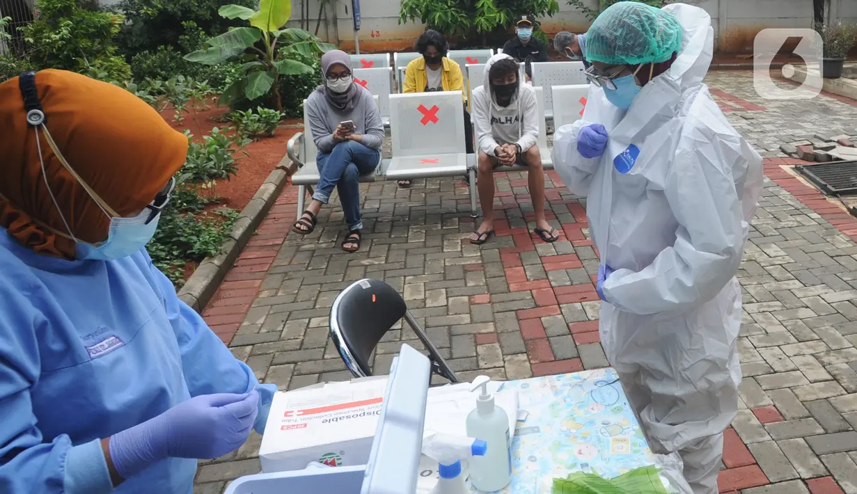 Tenaga kesehatan melakukan persiapan sebelum kegiatan tes swab massal di Puskesmas Ciganjur, Jakarta, Kamis (7/1/2020). Lonjakan kasus virus corona berpotensi terjadinya krisis tenaga kesehatan (nakes) karena banyak yang tertular dan gugur saat menangani pasien Covid-19. (merdeka.com/Arie Basuki)