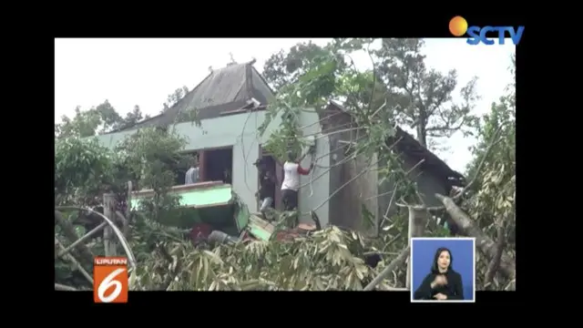 Puting beliung rusak ratusan rumah warga di Sukoharjo dan Karanganyar, Jawa Tengah.