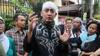 Ustad Zaki Mirza menceritakan tentang kebaikan almarhum Olga yang belum diketahui publik. Menurut Ustad Zaki, Olga pernah membantu pengobatan orang yang kurang mampu sebesar Rp. 85 juta. Foto diambil pada Sabtu (28/3/2015). (Liputan6.com/Helmi Afandi)