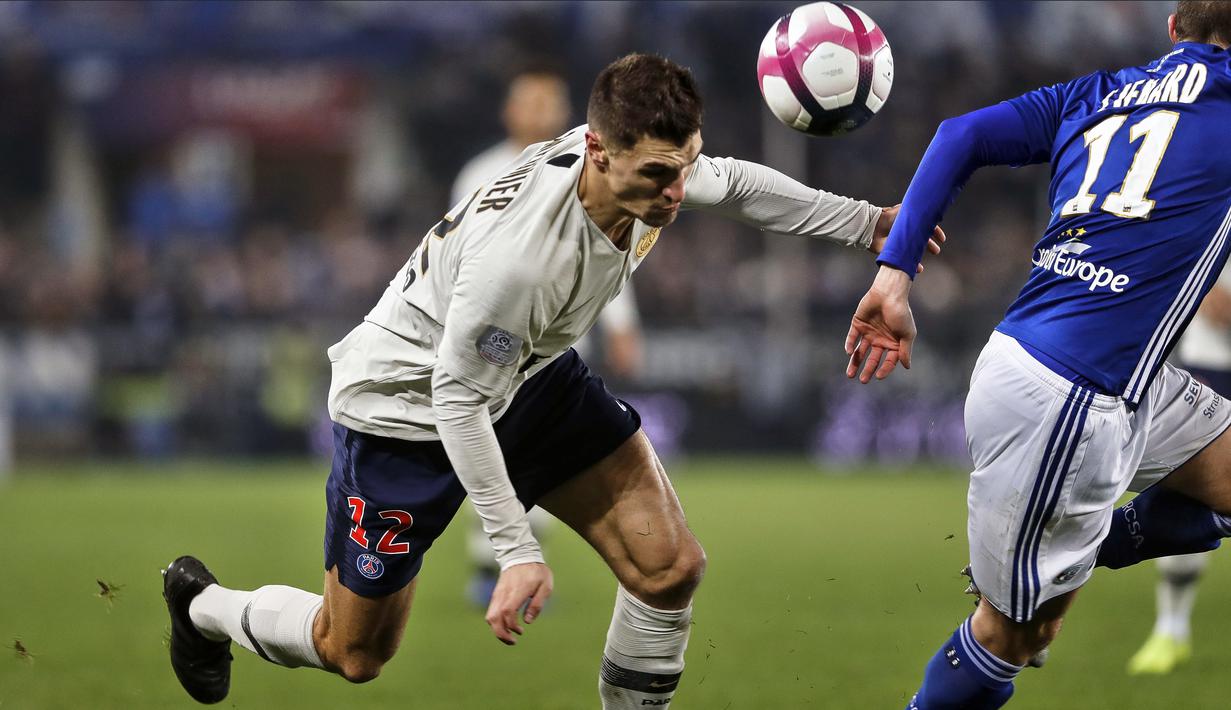 Gelandang Paris Saint Germain (PSG), Thomas Meunier, menyundul bola saat melawan RC Strasbourg pada laga Liga 1 Prancis di Stadion Stade de la Meinau, Rabu (5/12). Kedua tim bermain imbang 1-1. (AP/Jean-Francois Badias)