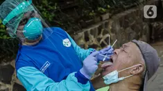 Petugas kesehatan melakukan tes usap (swab test) antigen dan PCR gratis di Terowongan Kendal, Menteng, Jakarta, Kamis (2/9/2021). Program yang dinamakan Seruling (swab seru keliling) dari Puskesmas Kecamatan Menteng tersebut dilaksanakan setiap Selasa, Kamis, dan Jumat. (Liputan6.com/Johan Tallo)