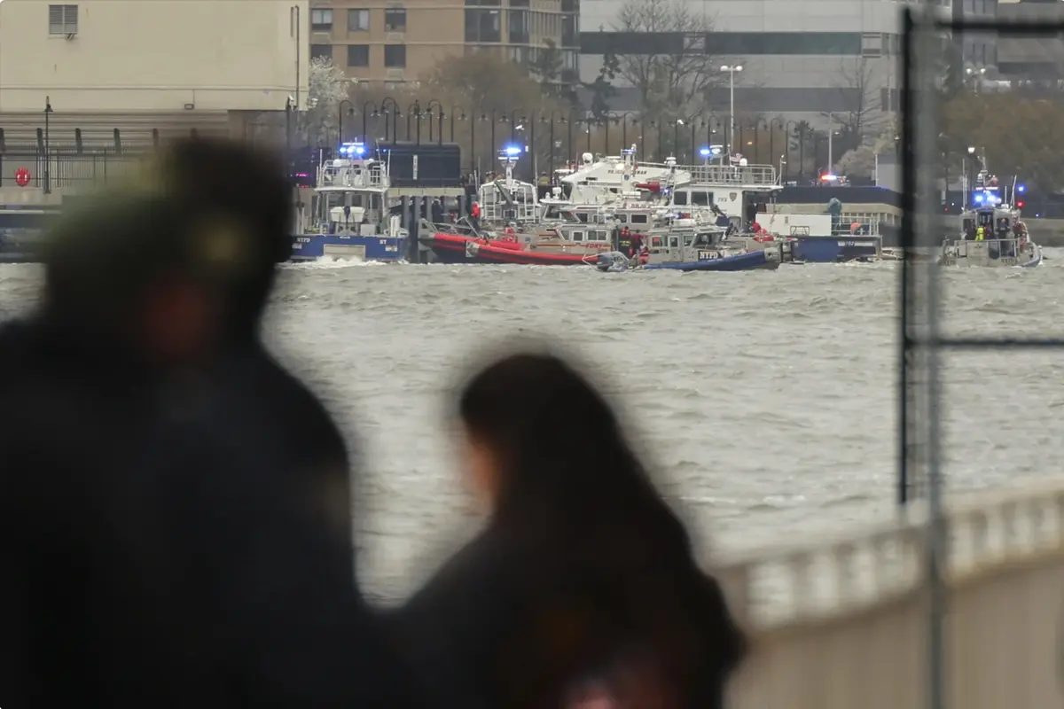 Pemandangan dari Pier 40 di New York, di mana polisi dan kru pemadam kebakaran dari New York dan New Jersey merespons laporan kecelakaan helikopter pada hari Kamis, 10 April 2025.