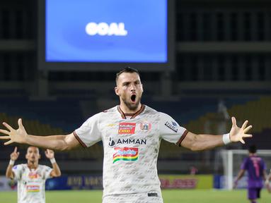 Duel dua tim berjulukan Macan berakhir imbang 2-2 dalam laga pekan ke-10 BRI Liga 1 2021/2022, Sabtu (30/10/2021). Persija Jakarta yang dua kali tertinggal dari Persik Kediri berhasil mengamankan satu poin dalam laga yang digelar di Stadion Manahan, Solo. (Bola.com/Bagaskara Lazuardi)