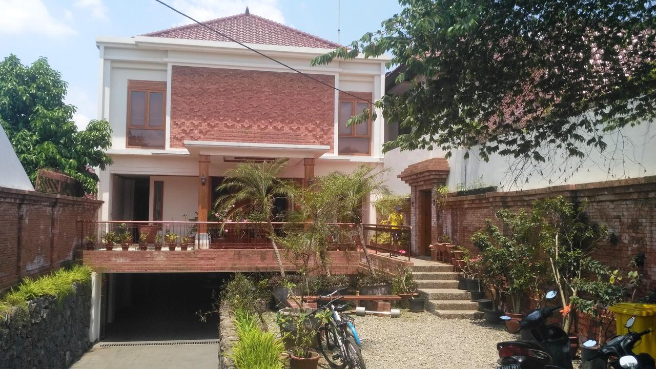 Rumah Ketua Umum Partai Persatuan Pembangunan (PPP) Romahurmuziy