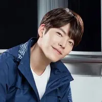 Pemain drama The Heirs ini masih terus menjalani perawatan kemoterapi dan harus beristirahat total. Untuk memberikan dukungan untuk sang idola, para penggemar pun beramai-ramai membuat tagar #HappyKimWooBinDay. (Foto: soompi.com)