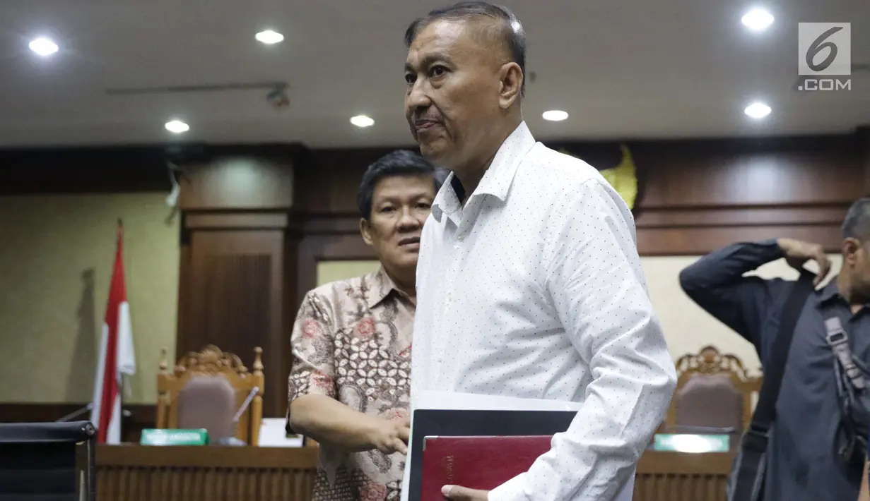 Terdakwa kasus dugaan korupsi proyek pengadaan e-KTP yang juga anggota komisi VIII DPR dari fraksi Partai Golkar, Markus Nari usai menjalani sidang lanjutan di Pengadilan Tipikor, Jakarta, Rabu (20/8/2019). Sidang mendengar eksepsi terdakwa atas dakwaan JPU KPK. (Liputan6.com/Helmi Fithriansyah)