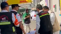 Kisah Petugas Bantu dan Gendong Jemaah Haji Lansia yang Buang Hajat di Perjalanan (dok. Kemendag)