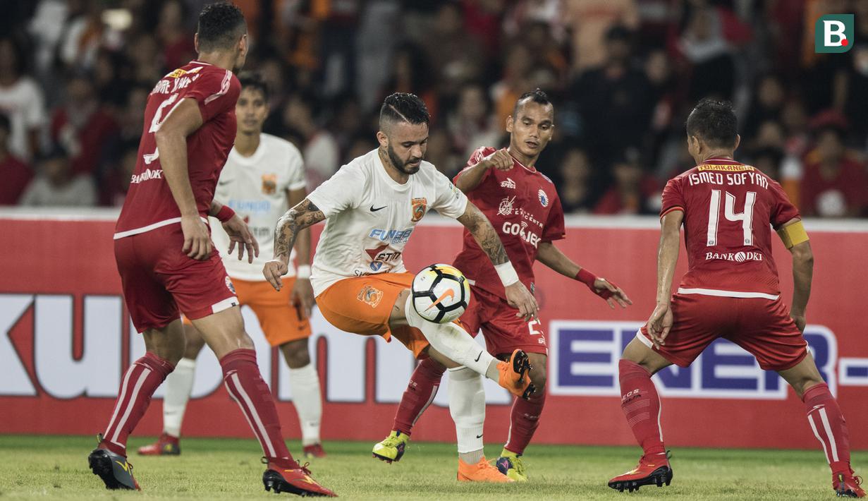 Striker Borneo FC, Marlon Da Silva, menghindari kepungan pemain Persija Jakarta pada laga Liga 1 di SUGBK, Jakarta, Sabtu (14/4/2018). Persija menang 2-0 atas Borneo FC. (Bola.com/Vitalis Yogi Trisna)