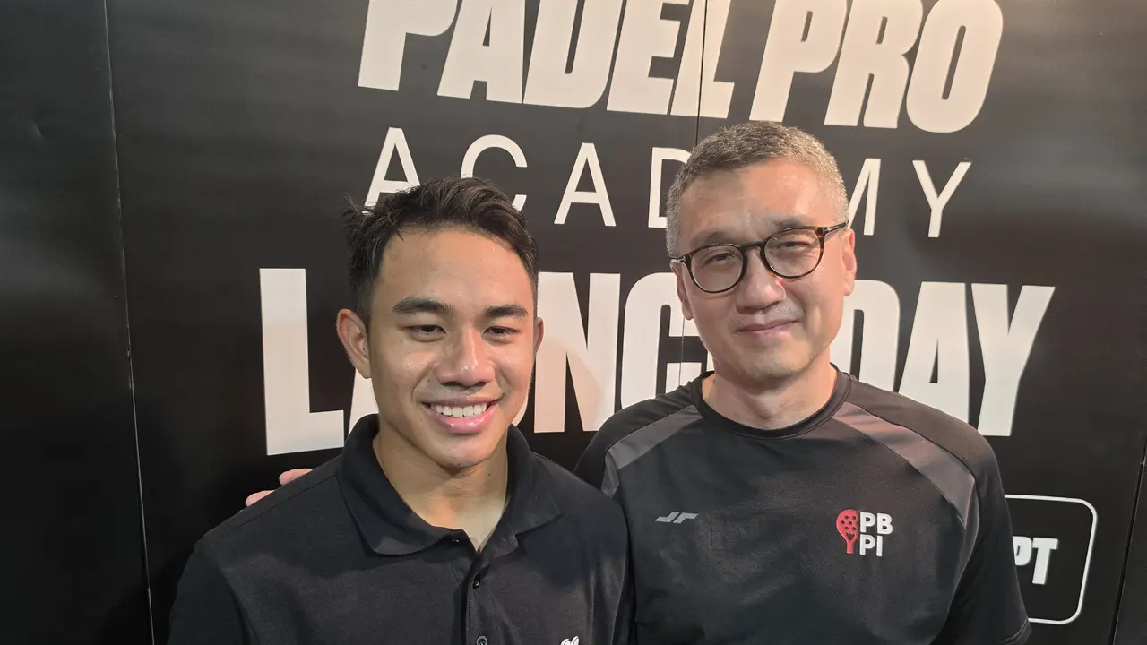 Waketum II PB PI Mochtar Sarman bersama atlet padel Indonesia  Giorgio Soemarno